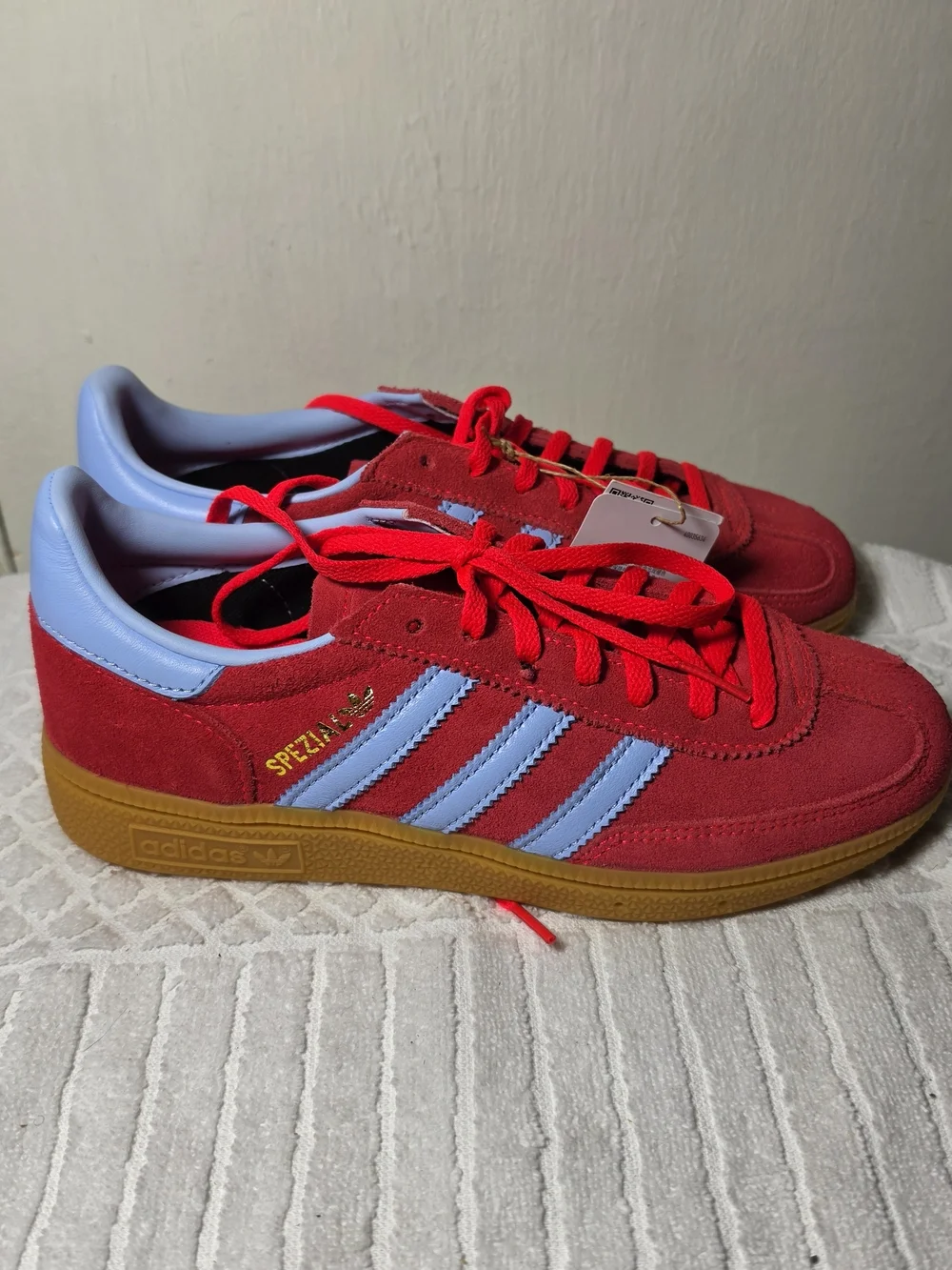 Adidas Handball Spezial W in Lucid Red/Glow Blue/Gum